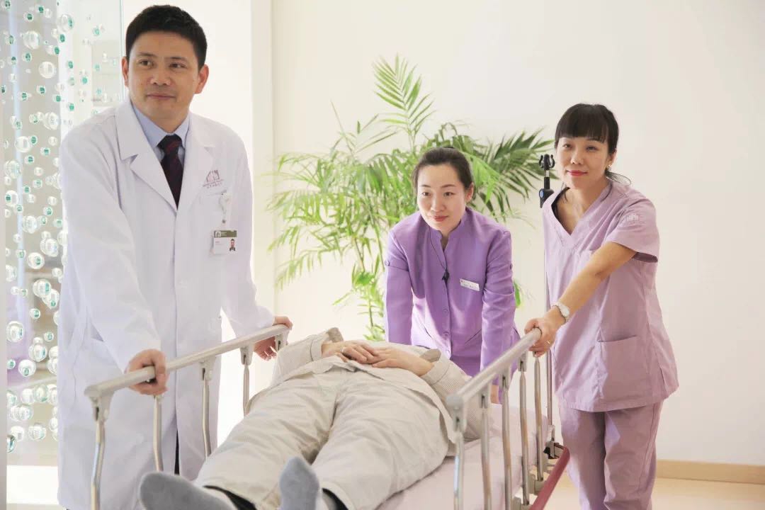 发挥专业培训机构优势 培养高素质病患陪护员